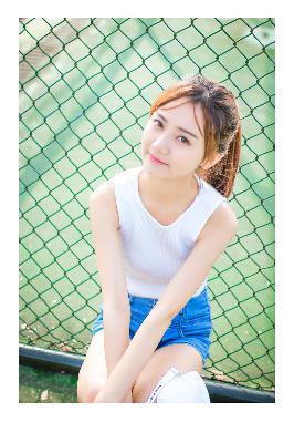 小保姆在厨房做饭